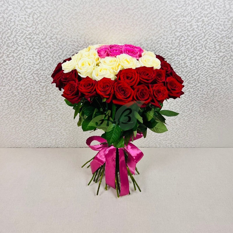 Букет из 51 розы разного цвета